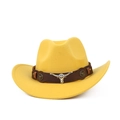 Détail du chapeau de cowboy en feutre jaune avec bandeau en cuir et ornement tête de taureau - Jaune (Bande en cuir marron)