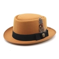 Détail du chapeau en feutre de laine caramel avec ruban gros-grain noir et accent de plume - Kaki