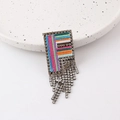 Makroaufnahme der bunten Strass-Brosche mit F-Buchstaben und langen glitzernden Fransen - Buchstabe F
