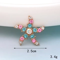 Makroaufnahme eines 2,5 cm großen Seestern-Anhängers mit bunten Strasssteinen - D326 Kleiner Seestern Rosa