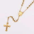 Detalle de collar de rosario de acero inoxidable dorado con medalla de María y crucifijo - Dorado