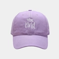 Detalle de gorra de algodón lavanda con bordado blanco 'be kind' y un corazón - M (56-58cm) / Morado