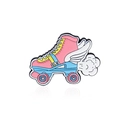 Bunte Emaille-Brosche in Form eines geflügelten Retro-Rollschuhs mit Wolkeneffekt - Geflügelte Rollschuhe