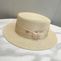 Detalle de sombrero de paja elegante con cinta de seda champán y logotipo metálico - Ajustable / Beige