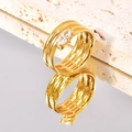 Macro-opname van een gouden meerlaagse ring met zirkoon op een reflecterende spiegel - US 6 / Goud
