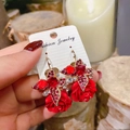 Pendientes vintage de rosa roja con cristales y detalles florales dorados - Aro de Oreja de Flor y Mariposa Roja