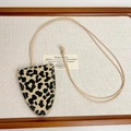 Detalle de colgante porta gafas con estampado de leopardo y cordón beige de moda - Triángulo Leopardo Blanco