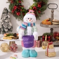 Weihnachtsschneemann-Plüschpuppe mit bunter Streifenmütze und lila Merry Christmas Tasche - Schneemann
