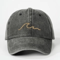 Detalle del bordado de ola amarilla en una gorra de béisbol de mezclilla gris oscuro - Talla única / Negro