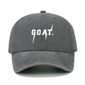 Dettaglio del berretto in cotone grigio scuro lavato con stampa della scritta GOAT bianca - Grigio