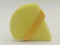Piumino da trucco triangolare giallo con nastro di raso per fissaggio preciso della base - Giallo