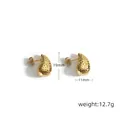 Dettaglio di orecchini a goccia d'oro con texture martellata e dimensioni 19mm per 11mm - Oro Martellato