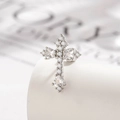 Boucle d'oreille croix argentée avec micro-zircons sur support blanc - Pièce Unique / Blanc (A364-2#)