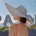 Light gray large brim straw sun hat with bow decoration for summer beach vacations - M (56-58cm) / White With White Bowknot