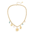 Collier bohème doré avec breloques soleil, turquoise et cœur sur fond blanc - Style Main de Fatma et Mauvais Œil (4#)
