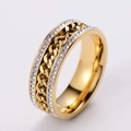 Detalle macro de anillo de cadena dorada con doble hilera de circonitas transparentes - Talla 6 / Dorado