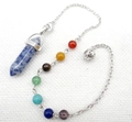 Blauwe sodaliet kristallen pendel met zeven chakra stenen en een zilveren ketting - B38-Sodaliet