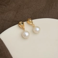 Handmade Baroque natural pearl earrings with gold hammered studs for a French vintage look - Style 34