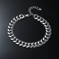 Dettaglio della cavigliera a catena cubana argentata con chiusura a moschettone regolabile - Cavigliera liscia / Argento