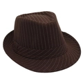 Dettaglio di un cappello fedora marrone scuro con gessato bianco e corona classica pizzicata - Marrone Caffè (Tesa Curvata All'indietro a Righe)