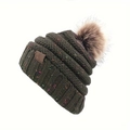 Gros plan du bonnet en tricot vert olive moucheté avec un grand pompon marron en fausse fourrure - Gris foncé
