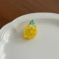 Détail d'une pince à cheveux citron jaune en acétate marbré ornée de petits cristaux - Citron