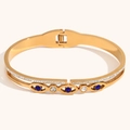 Dettaglio dell'occhio greco in cristallo blu su bracciale in acciaio inossidabile dorato - Bracciale Rigido con Fermaglio a Molla Pavé Malocchio Blu - Oro