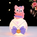 Luce notturna volpe rosa su sfera luminosa con fiocco viola e decorazioni stelle - Luce Notturna del Carillon a Manovella (999-10) / Volpe dei Cartoni Animati Rosa