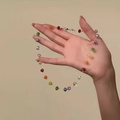 Vue détaillée du collier de perles arc-en-ciel facettées avec fermoir et chaîne en métal - Coloré-Perles de Cristal