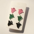 Dettaglio di tre paia di orecchini a fantasma in acrilico glitter rosa verde e nero - Stile Halloween Fantasma Glitterato (1884)