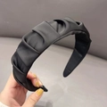 Detalle de diadema de satén plisado negro con textura elegante y diseño de tela - Negro