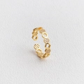 Gedetailleerd macro-opname van een gouden honingraatring met kleine ingelegde kristallen - Honingraat Holle Stijl (Stijl 14)