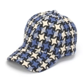 Dettaglio del cappello da baseball invernale in tweed con trama a quadri blu e neri - Blu