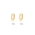 Dettaglio di orecchini a cerchio dorati da 7 mm con fila di zirconi minimalista - Interno 7mm / Oro