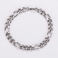 Dettaglio del bracciale a maglie Figaro da 8mm in acciaio inossidabile con chiusura a moschettone - Color Acciaio