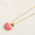 Primer plano del collar con colgante de melocotón rosa, hoja verde y cadena de oro - Estilo de Melocotón (XL2474)