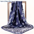 Dunkelblauer Satin-Vierkantschal mit weißem Paisley-Muster an einem Metallrahmen - Marineblau