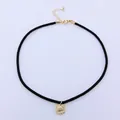 Girocollo in cordino nero da 3mm con ciondolo occhio del sole dorato e chiusura - Nero