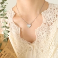 Collar de corazón plateado con nácar irisado en una elegante cadena de eslabones clip - 40+5cm / Color Acero