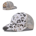 Detalle de gorra de leopardo con bandas elásticas cruzadas para coleta de caballo - Ajustable / Blanco Dorado Leopardo