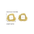Eleganti orecchini a fiore placcati in oro con perle bianche, misura 2,9cm x 2,5cm - Stile con Bordo Ondulato Irregolare (TL-E1368-02)