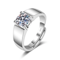 Bague classique en moissanite argent S925 pour hommes avec diamant rond à quatre griffes - Ouvert Réglable / Style Homme à Anneau Épais (NAN015)