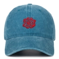 Detailansicht der roten Rosenstickerei auf der gewaschenen blauen Denim-Baseballkappe - Seeblau