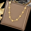 Dettaglio della collana a catena serpente dorata con ciondoli a disco su base oro - Collana Oro