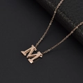 Collana con ciondolo a lettera M satinata in oro rosa con catena sottile in acciaio titanio - Lettera M / Oro rosa