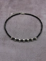 Collana gotica di perline con sette ciondoli a teschio argento su sfondo scuro - Collana con Perline a Forma di Teschio Gotico Scuro