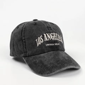 Détail de la casquette baseball délavée gris anthracite avec broderie blanche - Réglable / Gris
