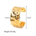 Unregelmäßiger breiter Kunstharz-Armreif in goldener Hammerschlag-Optik, 3 cm breit - Gold Gehämmert Offenes Metall Manschetten Armband (JDB201425)