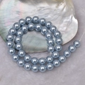 Brins de perles de verre bleu clair rondes pour colliers DIY sur fond de coquillage - Trou droit de 4mm/Environ 100 pièces par fil / Bleu neige