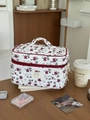 Gesteppte Kosmetiktasche mit rotem Blumenmuster und Tragegriff für Reisen - Weinrote Blumen Cord (Kosmetiktasche)